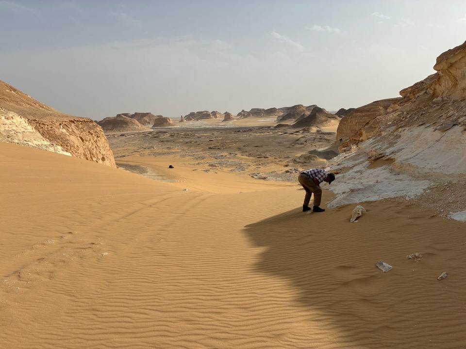 Ägypten - Bawiti - Bernhard bei der Erkundung 