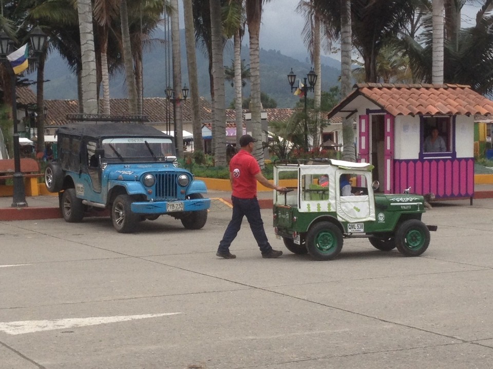 Colombia - Armenia - Ein Willy (So heißen die Jeeps hier) in groß und einer in klein - Salento