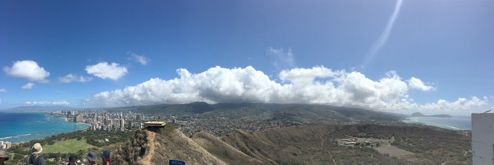 Vereinigte Staaten - Honolulu - und wenn man ein bisschen in die andere Richtung schaut erkennt man noch den Krater des Vulkanes, welcher der Diamond Head einmal war