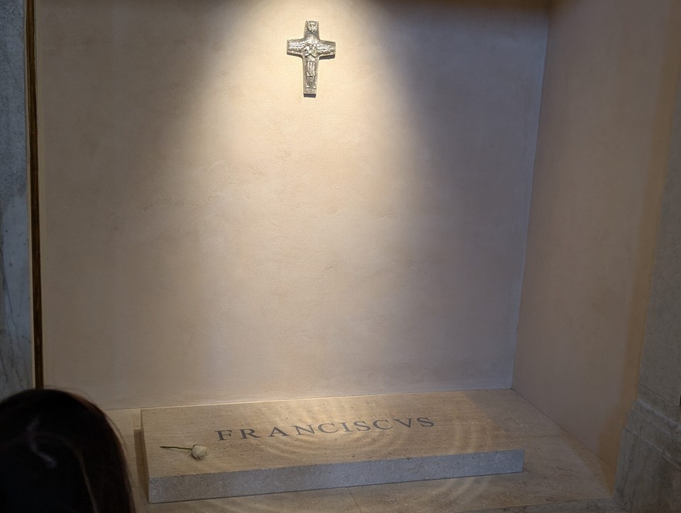 Italien - Rom - Der schlichte Grabstein von Papst Franziskus entspricht seinem Wunsch.