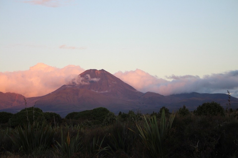 Neuseeland -  - Der höchste Berg im Tongariro NP, der  Ngauruhoe (Schicksalsberg aus der Herr der Ringe) präsentiert sich in wundervollem Licht 