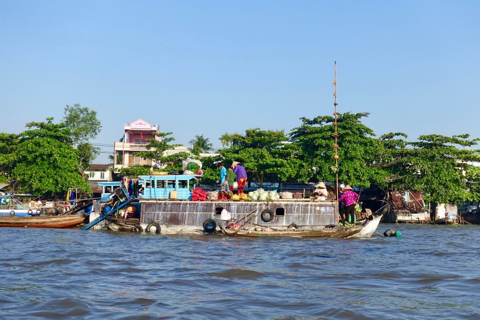 Vietnam - Can Tho - I stolpen henger det de selger.