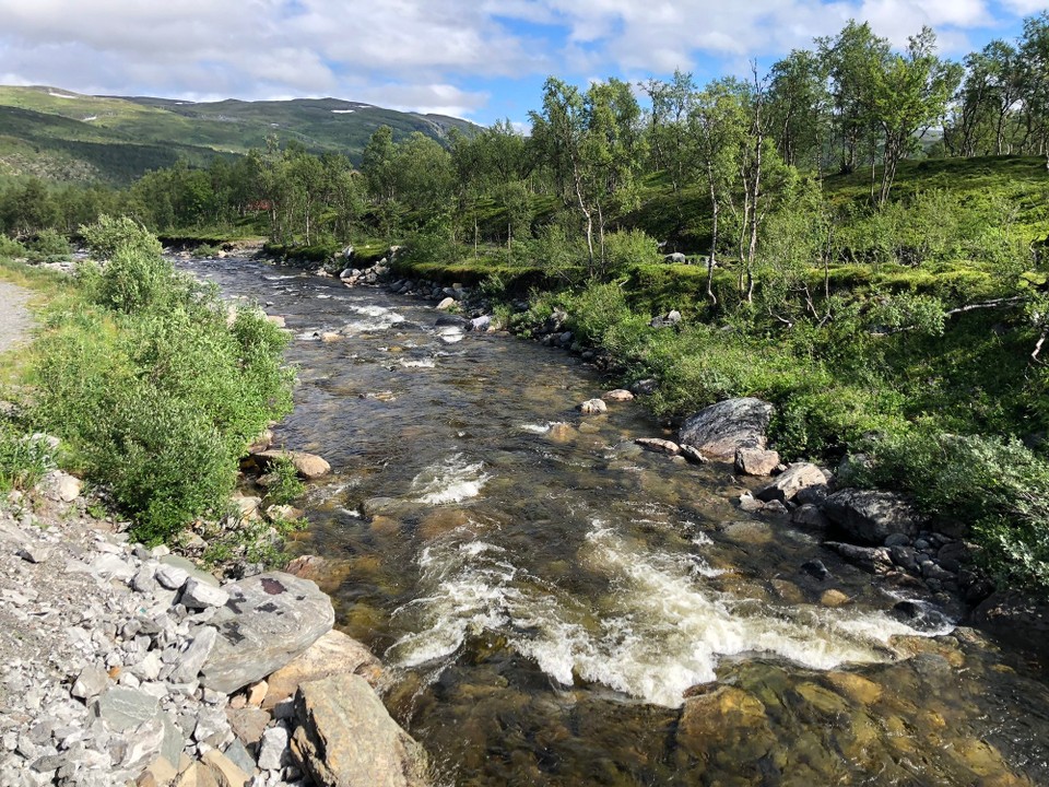 Norwegen - Kviby - Ein rauschender Fluss mitten in einem Gebirge