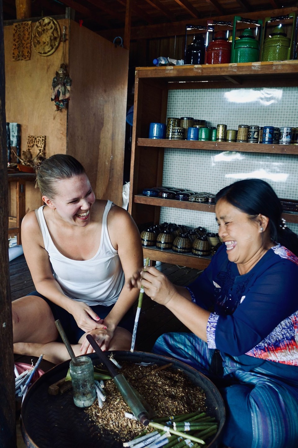Myanmar (Burma) - Inle Lake - Jeg ruller min egen cigar, det var ikke så lett som det så ut som.