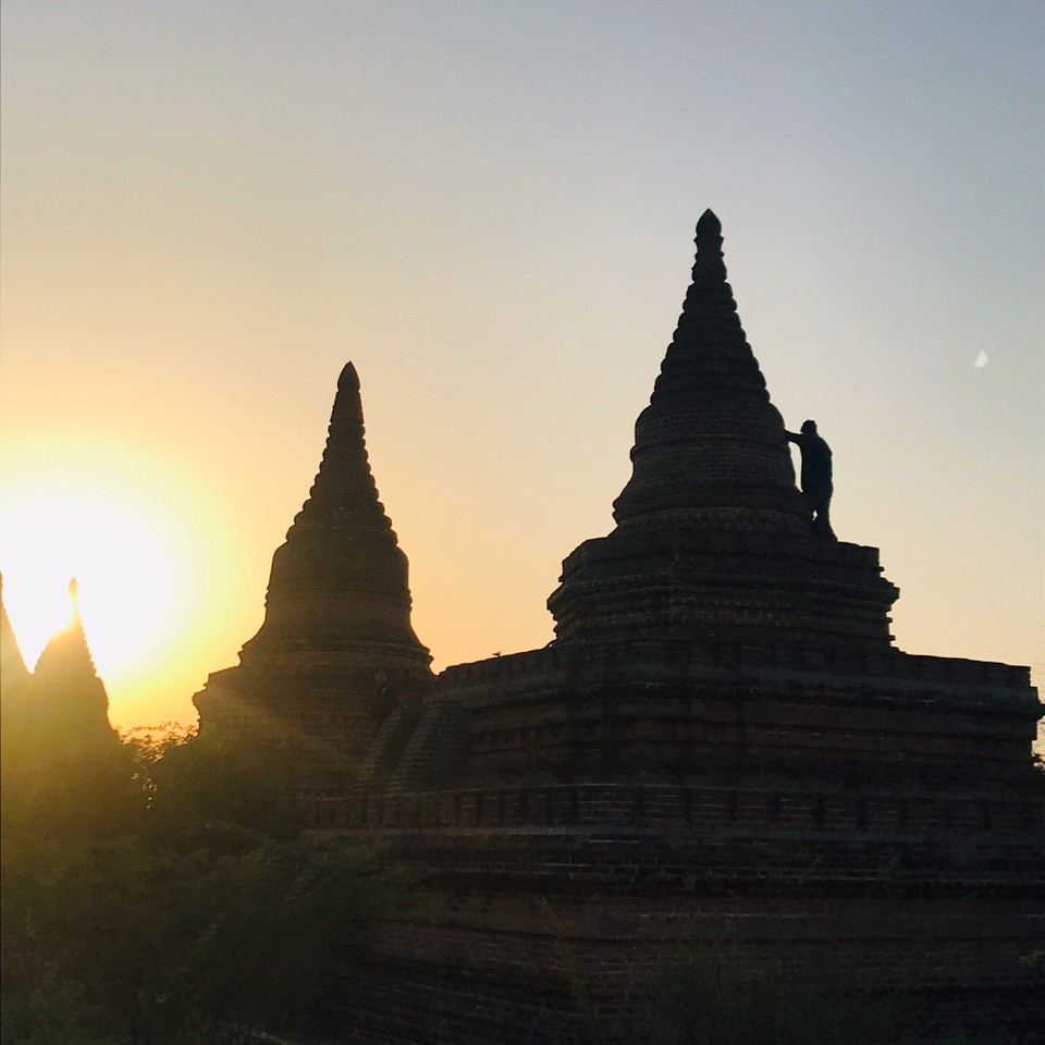 Myanmar (Burma) - Bagan - Soloppgang fra en av pagodene. 
