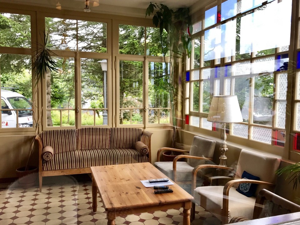  - Schweiz, Wengen - Das Fernsehzimmer im Hotel Falken. Das Hotel ist von 1895 und gehört zu den Swiss Historic Hotels. Es war eines der ersten Hotels in der Gegend und wurde seitdem nur wenig verändert. Hier ist die Zeit stehen geblieben. Authentischer geht es nicht!