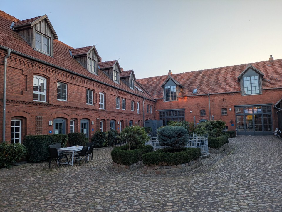 Deutschland - Havelberg - Spoiler: Ausnahmsweise haben wir es heute geschafft, vor Einbruch der Dunkelheit unsere Unterkunft zu erreichen. Nach 103,27 km in 5,38 Stunden reiner Fahrzeit. Trotz großer Widrigkeiten. Aber eins nach dem anderen....