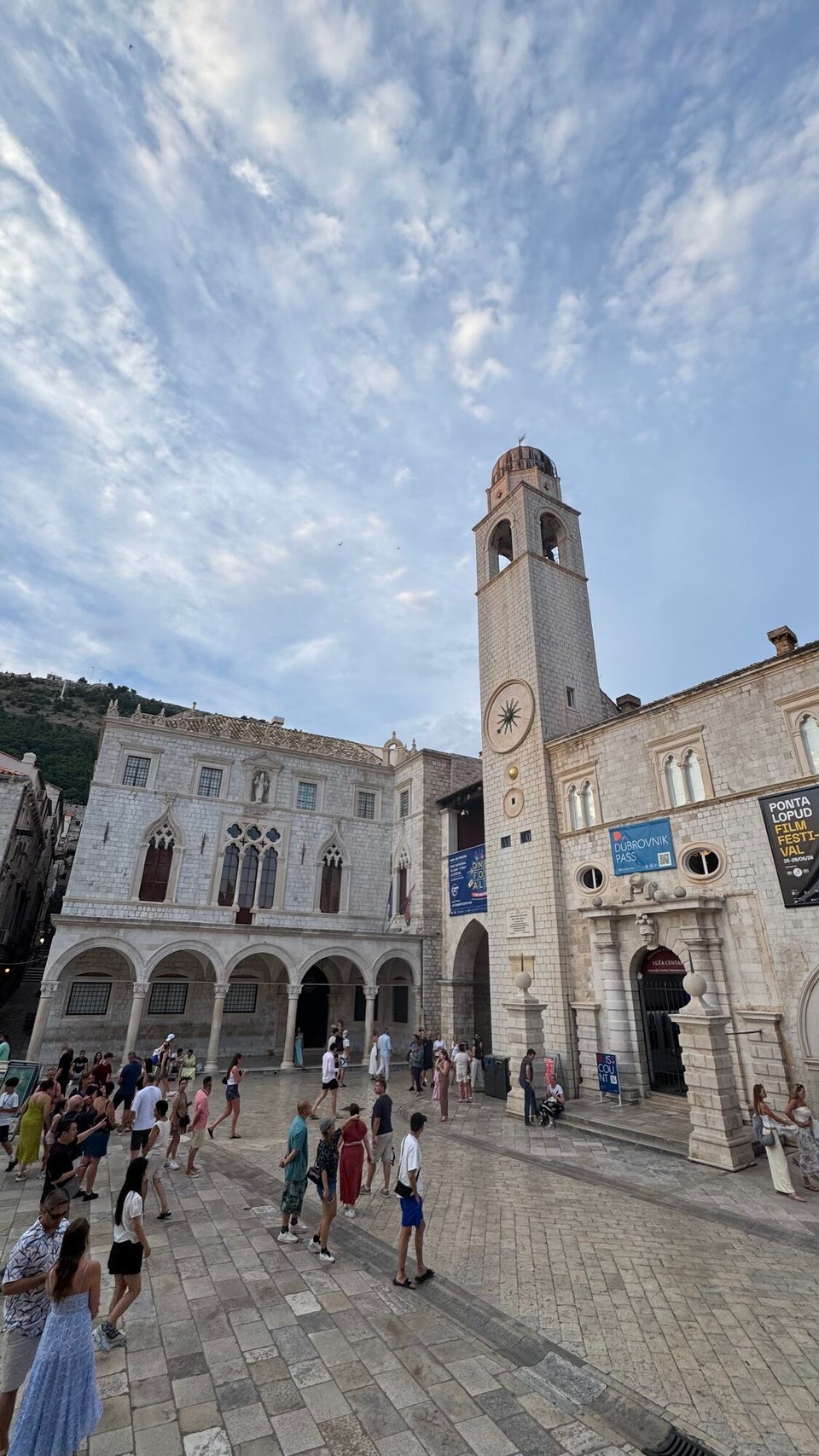 Kroatien - Dubrovnik - Sponza-Palast
Im 16. Jh. erbauter Palast mit Innenhof, heute ein Staatsarchiv mit Dokumenten, die bis 1022 zurückreichen.
Rechts davon steht der Glockenturm.