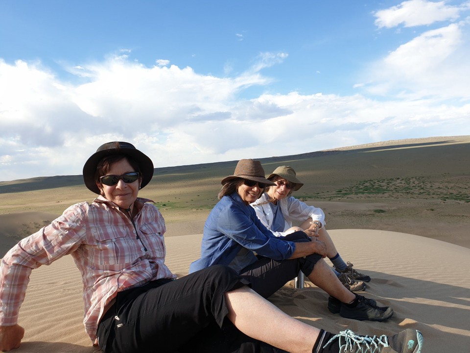 unbekannt - Gobi Desert - The ladies I climbed the dune with