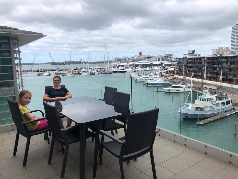 Neuseeland - Auckland - Mit drei kurzen Stops zum Einkaufen, Dumpen und Mittag essen erreichen wir am Nachmittag Auckland. Unser Appartement Lighter Quai 603 liegt an der Halsey Street. Herrliche Aussicht auf den Hafen und den Sky Tower.