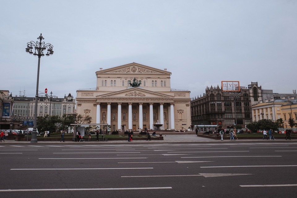 Russland - Moskau - Moskau ist eine so riesige und beeindruckende Großstadt, dass man sich zur angemessenen Würdigung eigentlich mehr Zeit nehmen MUSS!
Nach 1 1/2 Tagen und einigen Kilometern waren wir ziemlich platt. 
Das Abenteuer neigte sich dem Ende. Am Abend des 2. Tages machten wir uns - bis auf Tobi uns Laubi - auf den Rückweg und landeten 3 Stunden später erschöpft in Ffm. 
Ach ja, richtig coolen Wodka gab es leider erst am Moskauer Flughafen im Dutty Free. Angestoßen haben wir dann im Burger King kurz vor Abflug...
Danke, an alle Follower, Freunde und Verwandten für die likes und Motivation.
Bis zum nächsten Block