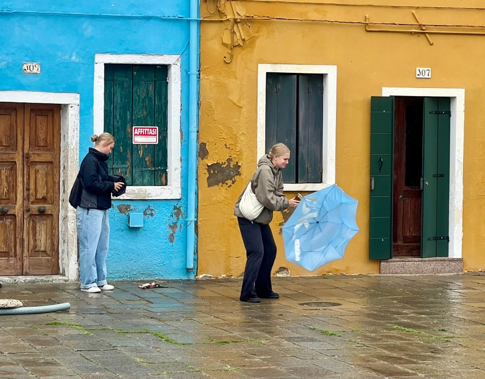 Italien - Venedig - Der Kampf mit dem Schirm. 