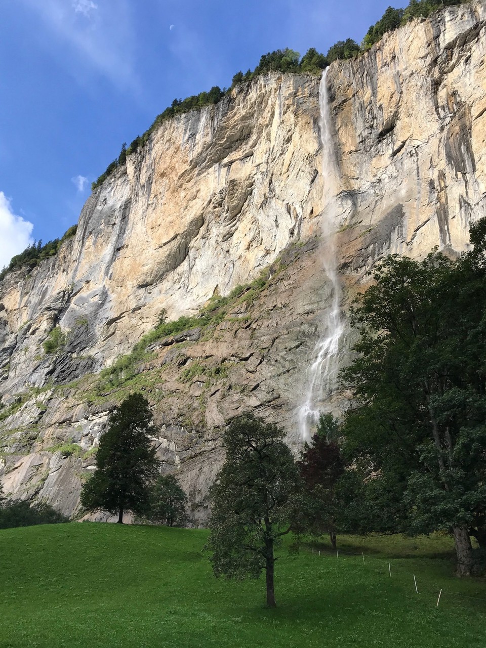 Schweiz - Lauterbrunnen - Der Staubbachfall ist das Wahrzeichen von Lauterbrunnen. Er fällt 300 m über eine senkrechte Felswand in die Tiefe. Goethe schrieb nach seinem Besuch 1779 ein Gedicht über ihn.