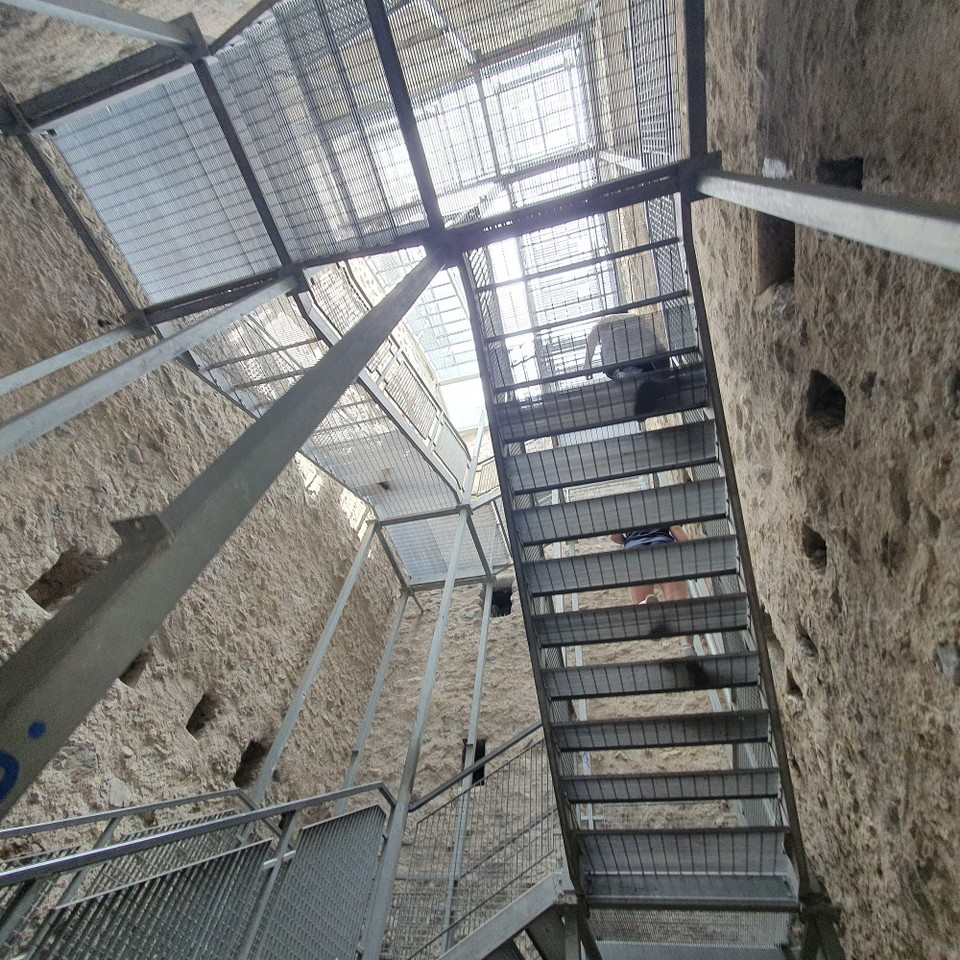 Italien - Meran - Den Namen hat der Pulverturm daher, dass im 17. und 18. Jahrhundert hier Schießpulver gelagert wurde. Altes Mauerwerk deutet noch auf einen römischen Wartturm hin. Der Turm soll vermutlich ein Teil der Burg Ortenstein gewesen sein, die sich hier im 14. Jahrhundert befand.