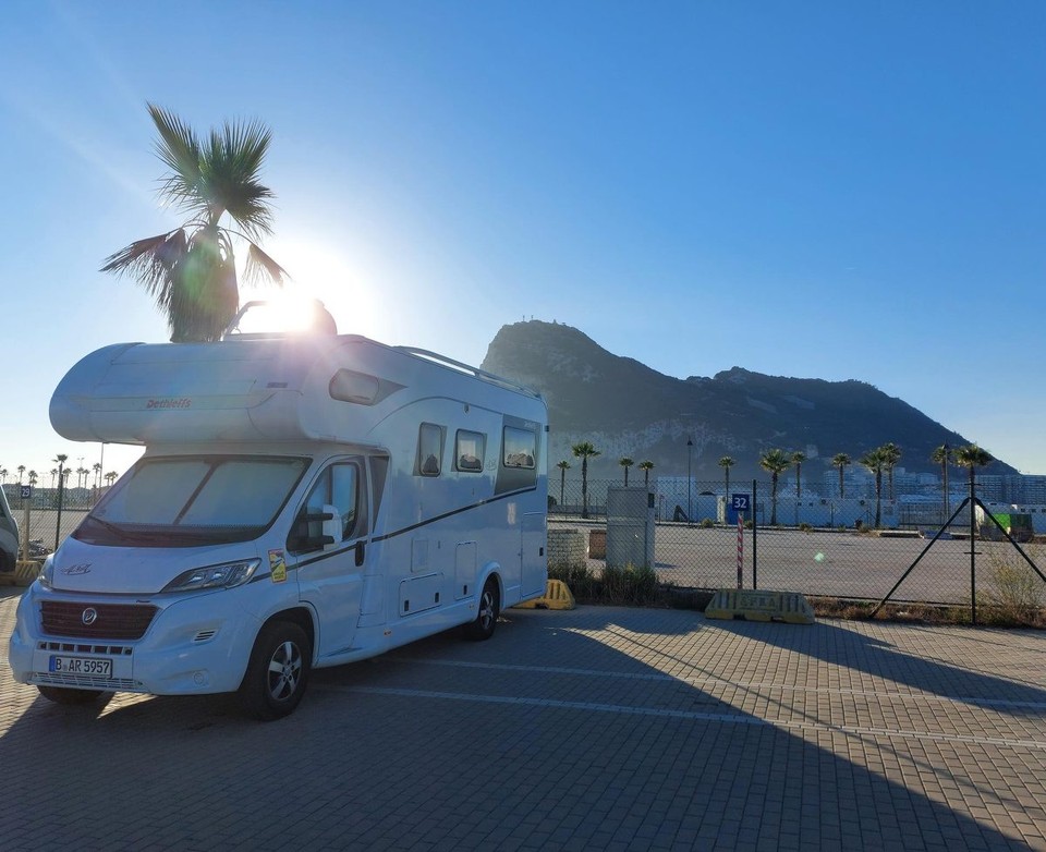 Gibraltar - unbekannt - Stellplatz mit dem "Affenberg" im Rücken- Gibraltar 