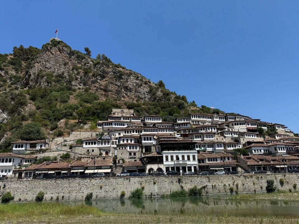 Albanien - Vlore - Bevor es nach Süden geht, schauen wir uns die Stadt an.

Berat, auch bekannt als die "Stadt der tausend Fenster", sie gehört zum UNESCO-Weltkulturerbe.