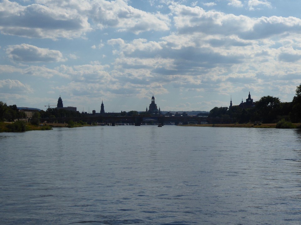 Deutschland - Dresden - Es liegt etwas außerhalb und ich hatte auf dem Schiff noch mal einen wunderbaren Blick zurück.