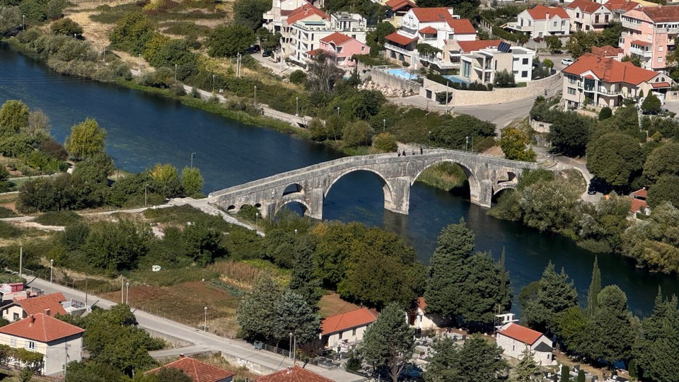 Montenegro - Cetinje - Heute beginnen wir den Tag mit der Arslanagić-Brücke in Trebinje. Sie ist eine atemberaubende Touristenattraktion, die die historische und architektonische Bedeutung der Region wunderschön einfängt. Diese malerische Brücke, die den Fluss Trebišnjica überspannt, ist ein Beispiel osmanischer Baukunst.
