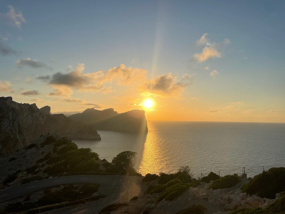 Spanien - Cap Formentor - Weiter ging es dann mit dem Bus zum Leuchtturm am Kap Formentor, Da Elias auf dem Weg dorthin eingeschlafen war, hatten wir nur einen kurzen Stopp für ein Foto vom Sonnenuntergang gemacht.