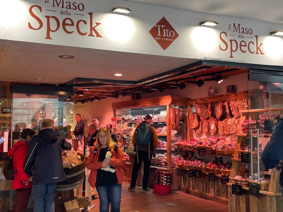 Italien - Meran - Vegetarier/Veganer wird‘s auf Grund des Anblicks erschaudern. Mir egal, ich war fasziniert von dem Geschäft und der Auswahl. Gerne hätte ich was für zu Hause mitgenommen. 