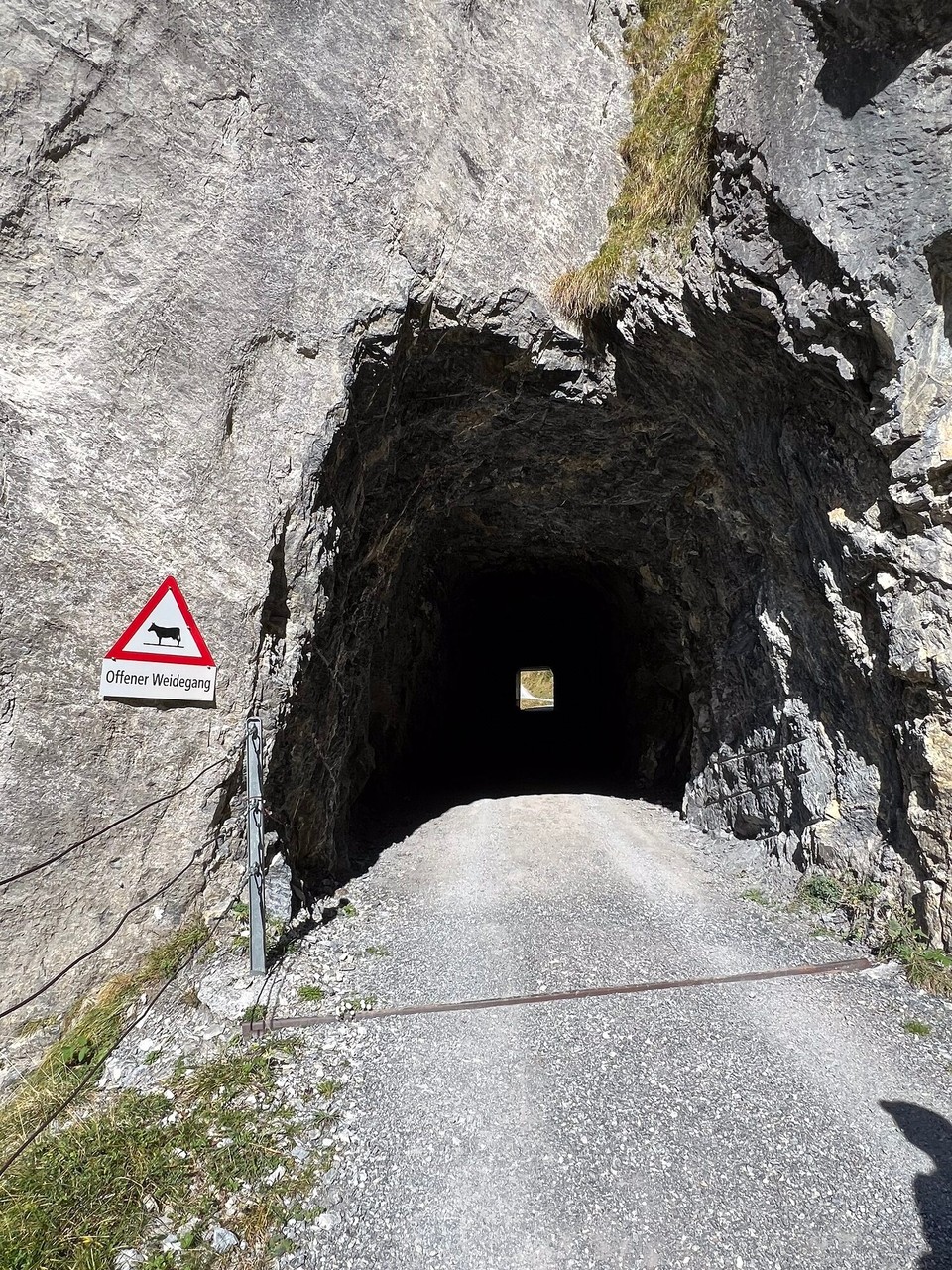 Schweiz - Urnerboden - Uups, also „Achtung, obacht“. Vor allem, weil der Tunnel unbeleuchtet ist🫣