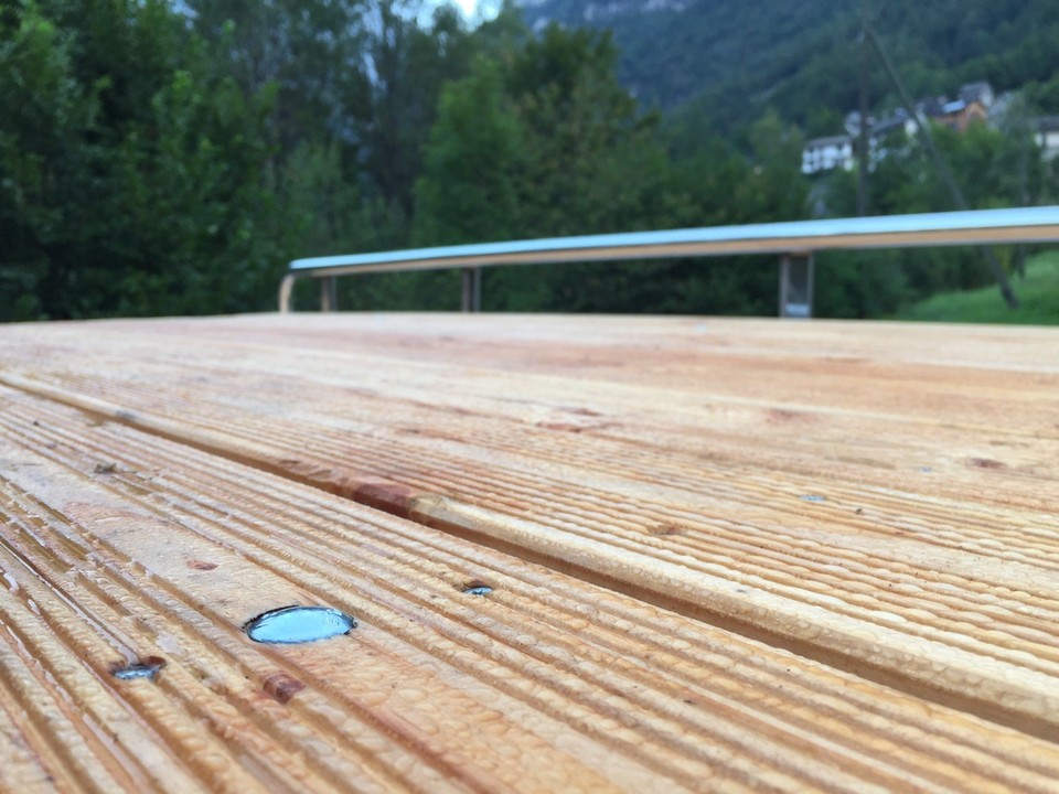 Schweiz - Brione Verzasca - Ich hatte schon alles für die Nacht auf der Terrasse vorbereitet, als der Tau einschlug. Schnell wurde es sehr feucht da oben und ich verzog mich wieder in den Bus.