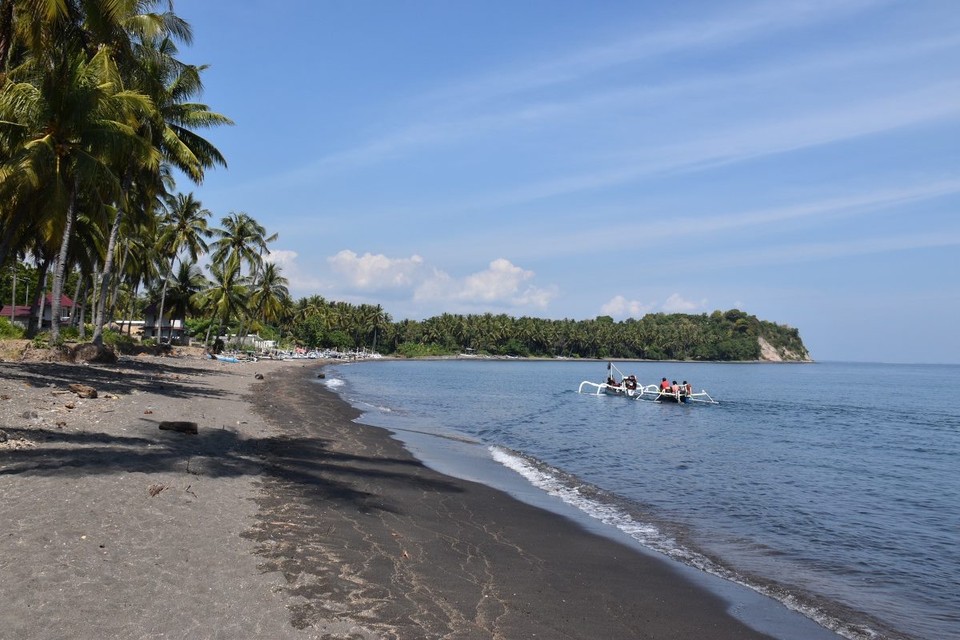 Indonesien - Kabupaten Lombok Utara - Hier ist der Strand mal nicht weiß.