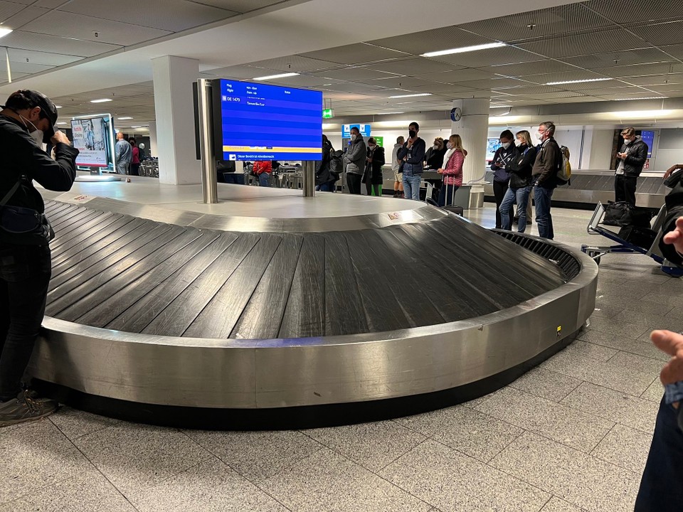 Deutschland - Frankfurt am Main - Warten am Gepäckband