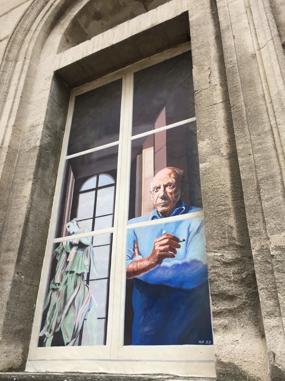Frankreich - Avignon - In Avignion sind Fenster oft mit einem Gemälde verdeckt. 