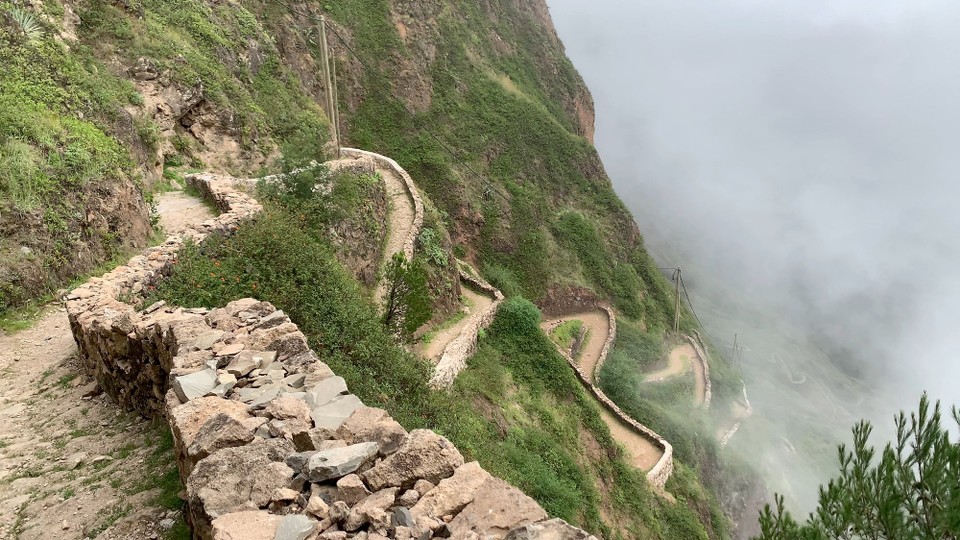 Cap-Vert -  - Descente vertigineuse par un chemin sinueux jusqu’à Cabo de Ribeira 