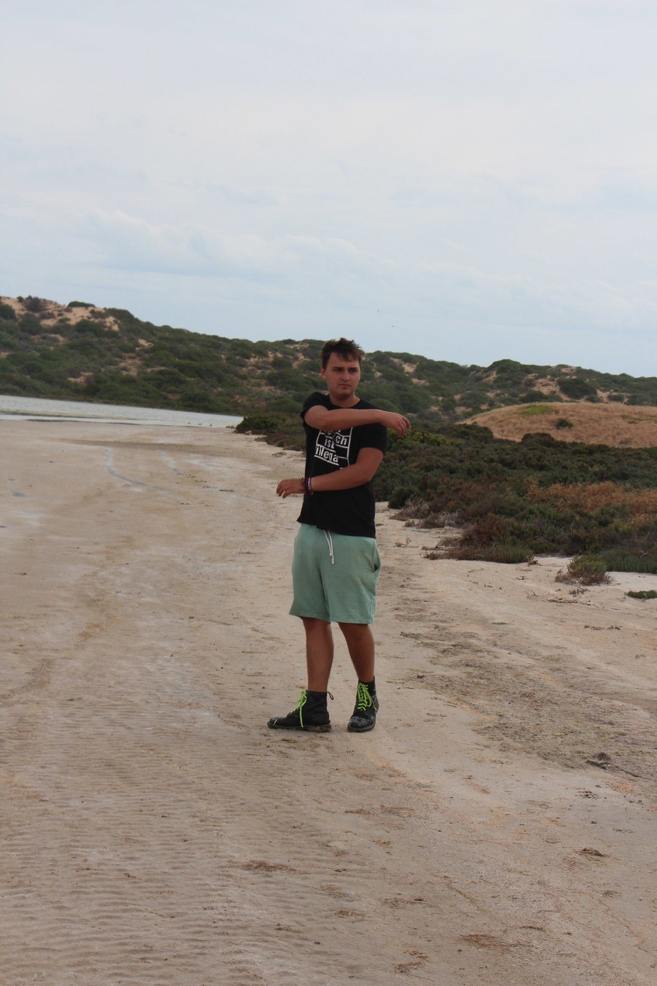 Australien - North Haven - Sammy beim ständigen Kampf gegen die Fliegen... es ist wirklich schlimm hier! Besonders am Strand... wir werden noch irre hier!