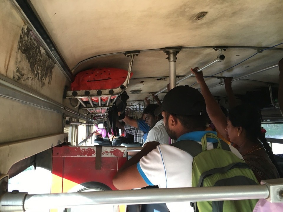 Sri Lanka -  - Auf dem Rückweg ist der Bus etwas voller und ich bin froh die 1,5h Fahrt nicht stehen zu müssen. Wenn ältere Menschen den Bus betreten ist es auch hier üblich Platz zu machen. Viele springen sofort auf und bieten einen Sitzplatz an. Worauf ich mich jedoch gewöhnen muss ich die Enge und der dadurch unvermeidliche Körperkontakt. Bei 33 Grad Außentemperatur gibt es angenehmeres als zwischen zwei Menschen förmlich eingeklemmt zu sein.