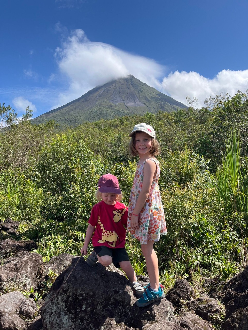 Costa Rica - La Fortuna - Posieren vor dem Vulkan. 