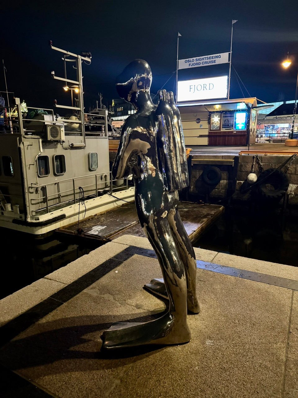 Norwegen - Oslo - Die Statue „Dykkaren“ wurde von Ola Enstad geschaffen. Der Taucher blickt über den herrlichen Oslofjord und ist vollständig mit einer Tauchausrüstung bekleidet. 