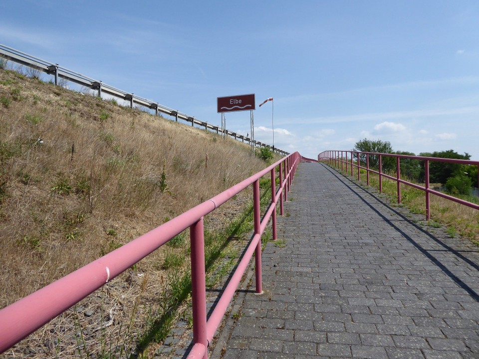 Deutschland - Lutherstadt Wittenberg - Und jetzt war ich also wirklich direkt dort und ziemlich aufgeregt. Ich hätte sogar neben der Autobahn rüber fahren können. Es war nicht verboten.