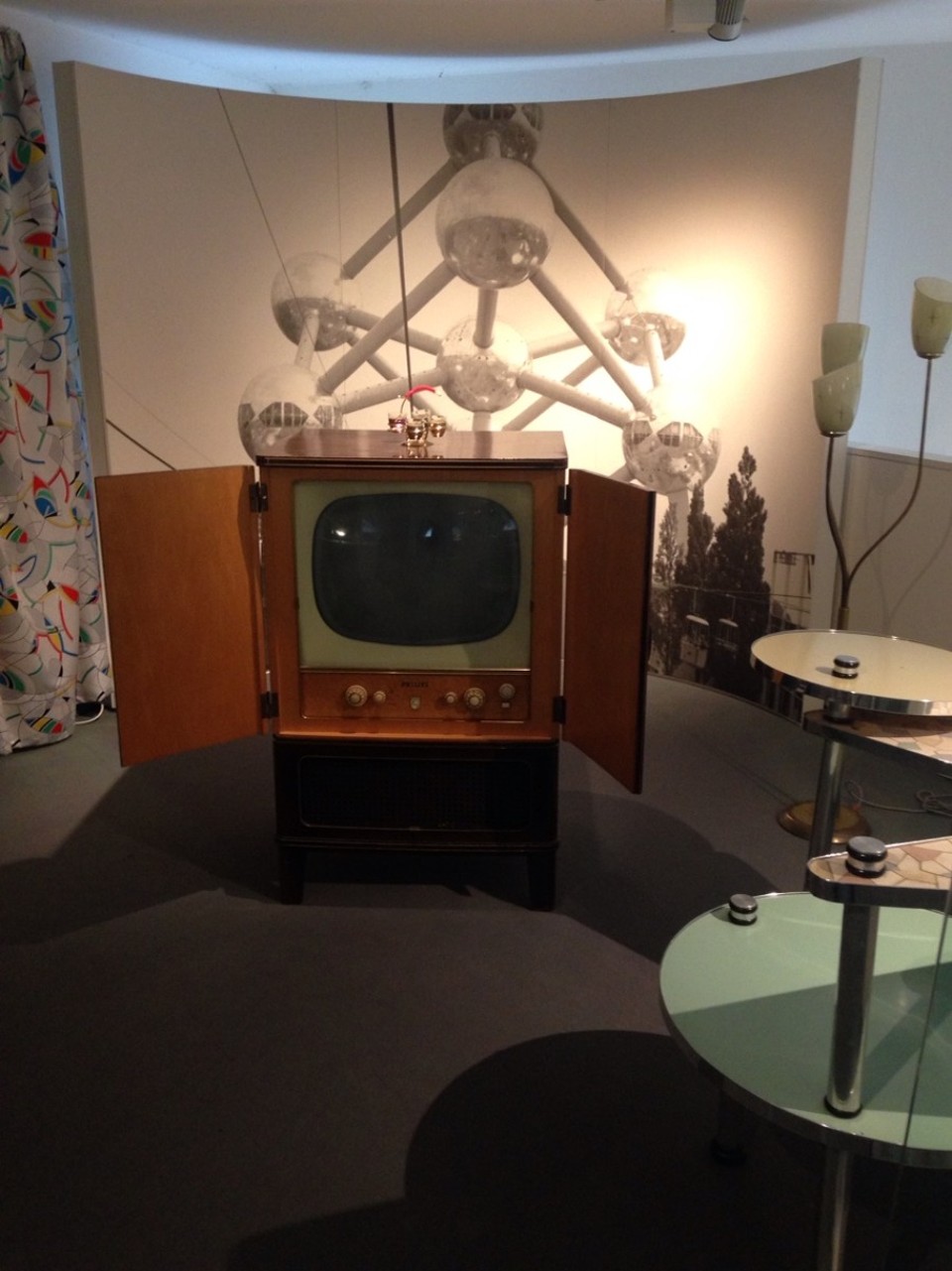 Deutschland - Mettlach/Saar - Villeroy & Boch Museum: Atomium in Brüssel, TV.