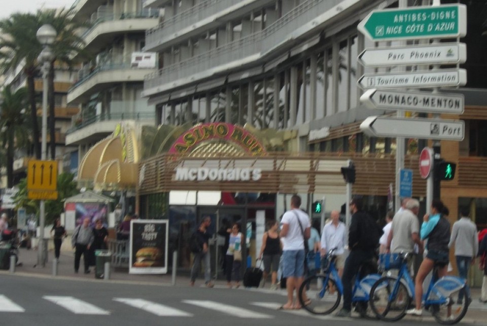 Frankreich - Nizza - die blauen Fahrräder sind gegen Münzeinwurf  a d Promenade zu leihen