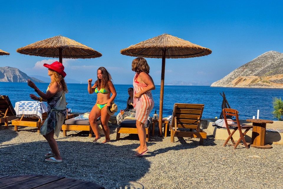 Griechenland - Symi - Während die einen sehr zu unser Feude zur Musik im Ibiza-Style tanzen ...