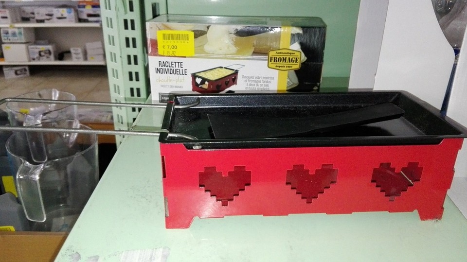 Frankreich - Mialet - Mein Highlight im Wohnmobilzubehör-Shop: Ein Einzel-Raclettegerät mit Teelichtern zu betreibem :D