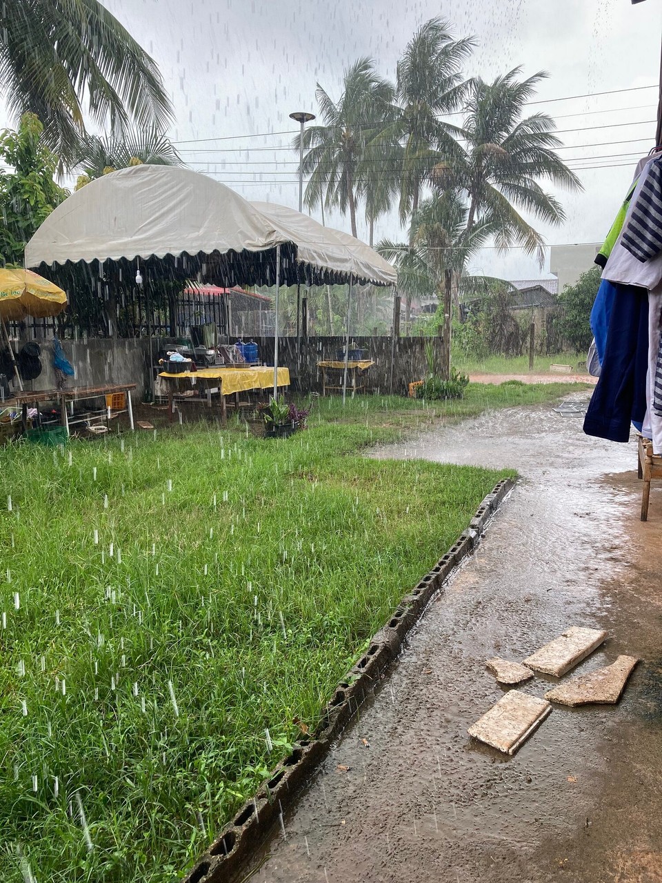 Laos - Hadxaifong - Lee wohnt in der Nähe von meinem Ausflugsziel und so machen wir kurz Rast, trinken einen Bananen-Drachenfruchshake 🤤 und dann bricht Regen los und der Hof steht unter Wasser 🙈😂