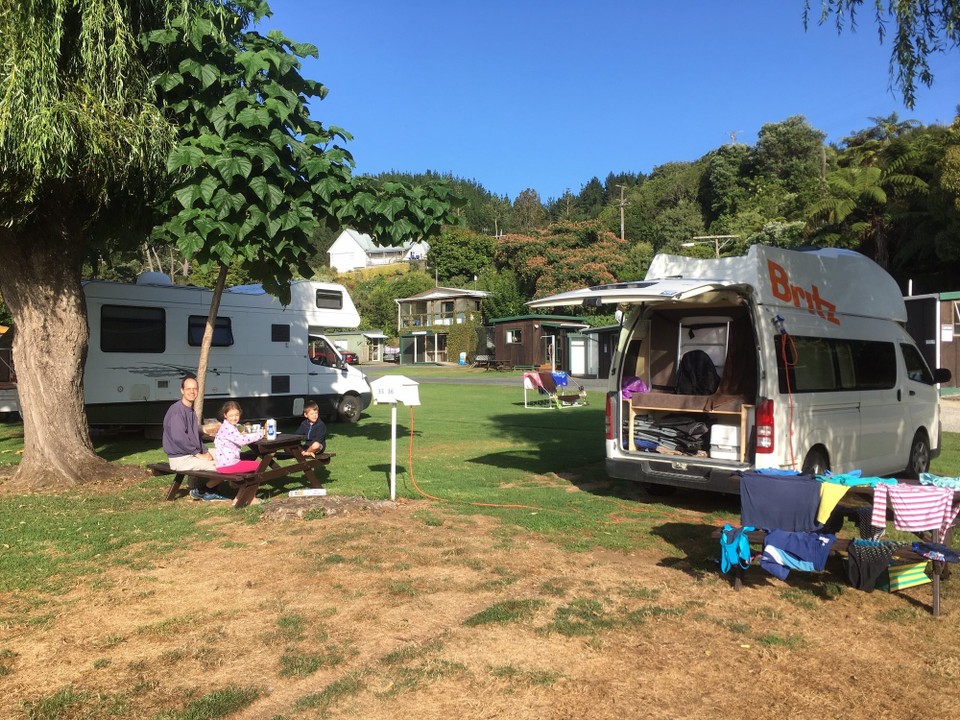 Neuseeland - Kawhia - Zur Abwechslung frühstücken wir wieder einmal draussen. Zum Glück hat es wenig Leute, so konnten wir unsere Schwimmsachen überall verteilen.