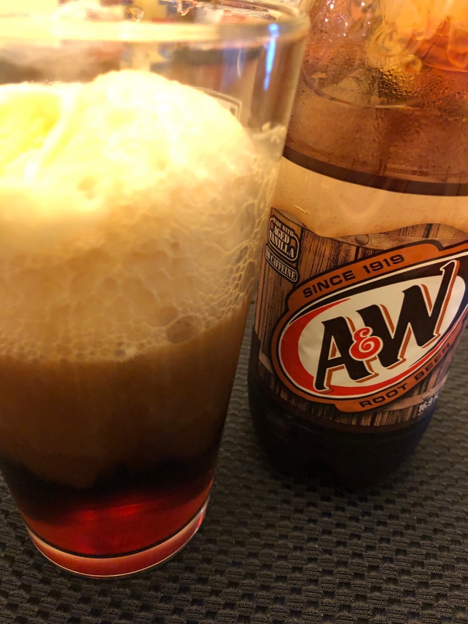 Vereinigte Staaten - San Antonio - Ein beliebtes Dessert in den Vereinigten Staaten ist der Root Beer Float, bei dem typischerweise Vanilleeis in Root Beer schwimmt.