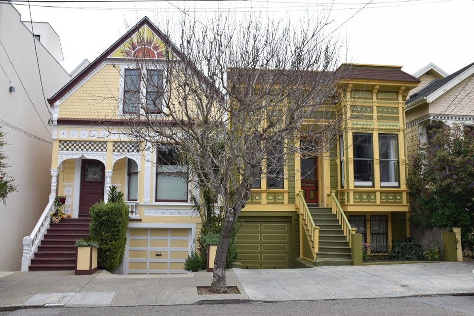 USA - San Francisco - Viktorianische Häuser, die jedoch im Abstand von 20 Jahren gebaut wurden und daher andere Stilmerkmale haben - haben wir auf der Stadtführung gelernt! :)