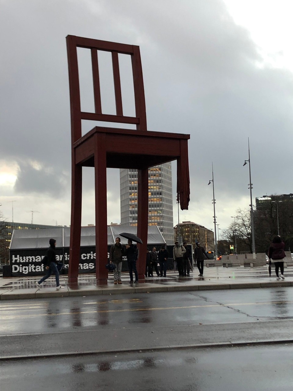 Schweiz - Genf - Der Stuhl soll die ganzen Verletzten Menschen(-rechte) darstellen, bspw. die Opfer von Landminen.