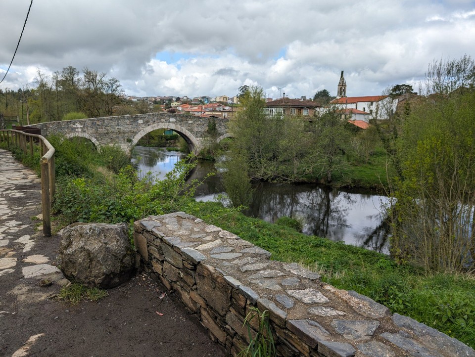 Spanien - Melide - Noch eine Brücke und wir erreichen Melide.