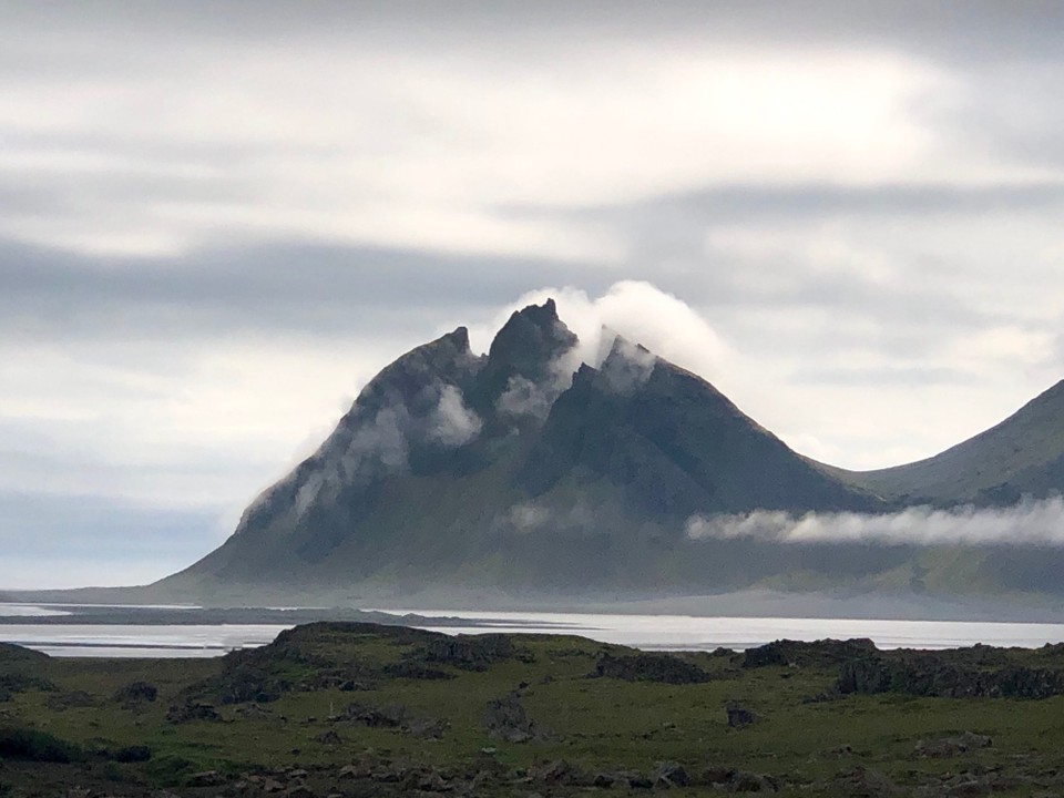 Island - Sveitarfélagið Hornafjörður - Hier von diesem roten Stuhl aus, kann man auch toll das Brunnhorn sehen, wenn man zurück blickt... 