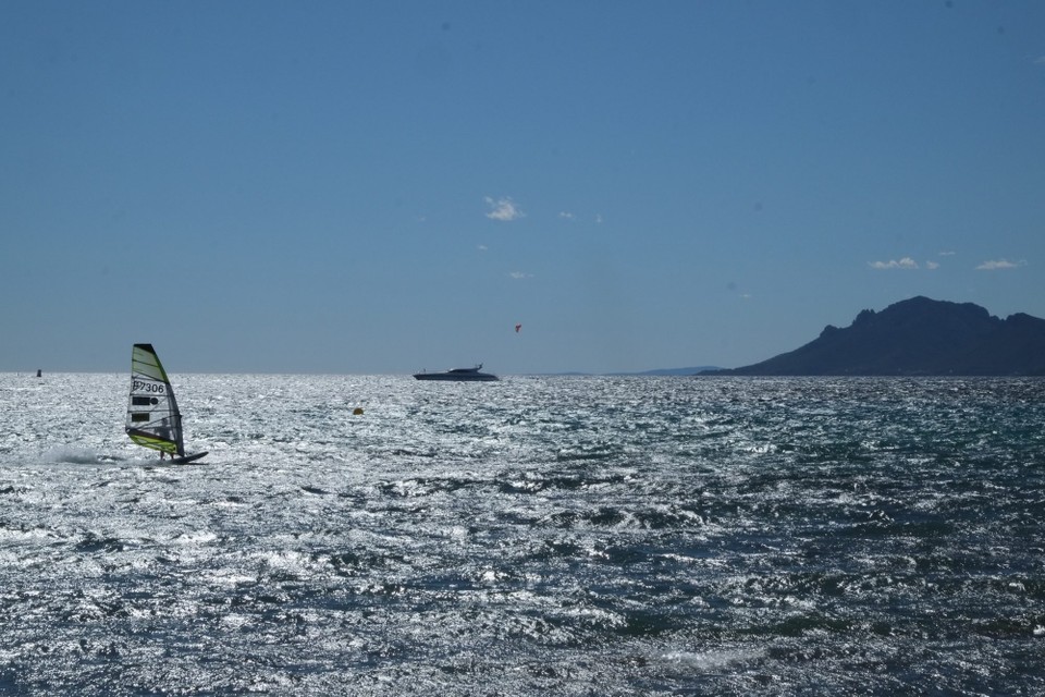  - Frankreich, Antibes & Palm Beach - Rechts ist das Esterel Massiv zu sehen