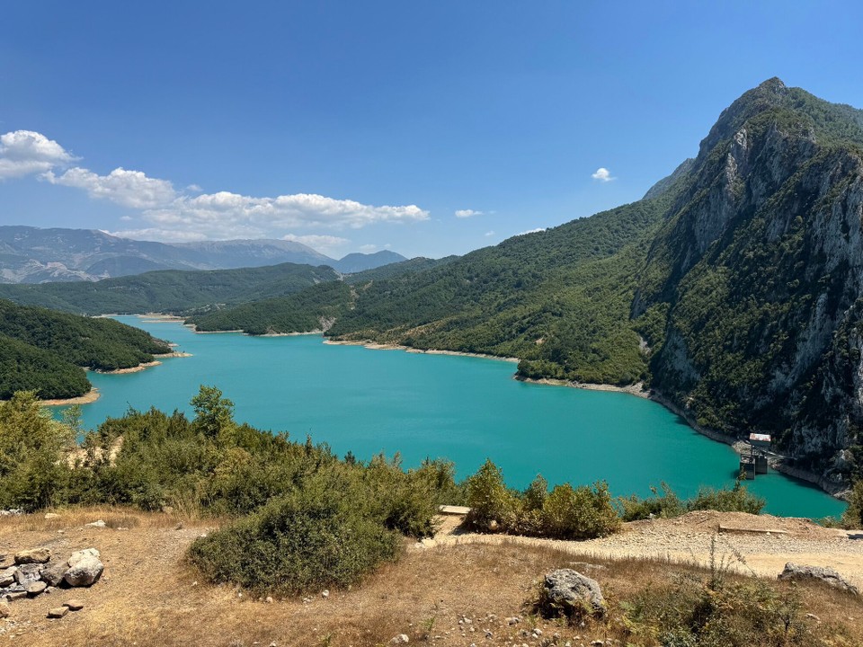 Albanien - Berat - Der Bovilla-See ist ein 4,6 Quadratkilometer großer Stausee, der das meiste Wasser für die Trinkwasserversorgung der albanischen Hauptstadt Tirana liefert. Er liegt im Skanderbeggebirge rund 15 Kilometer nordöstlich von Tirana. Der Bovilla See gehört zu den schönsten Europas.