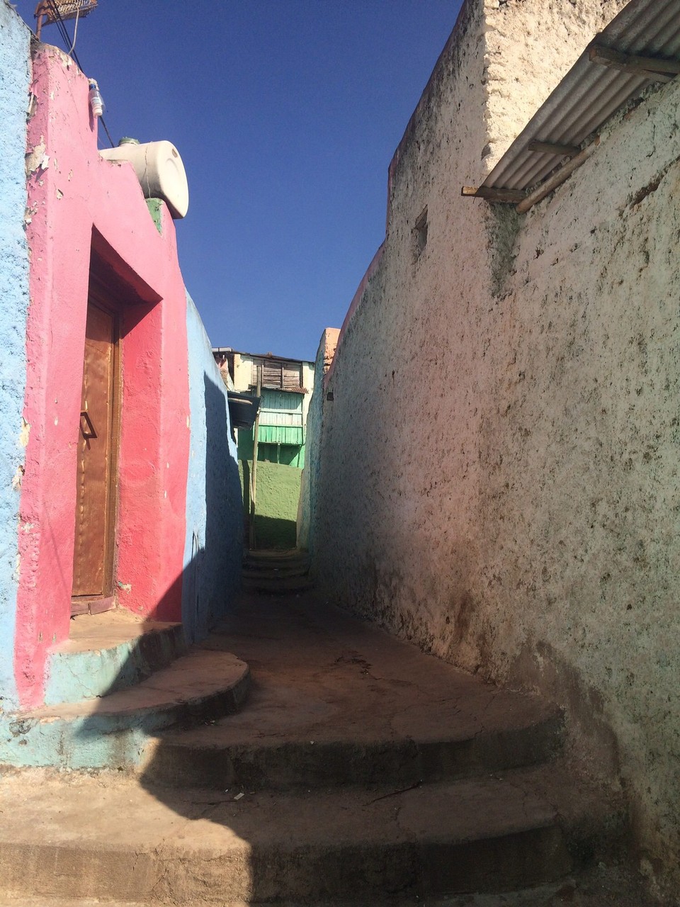 Äthiopien - Harar - Straßengewirr in bunten Farben 