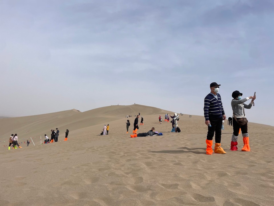 China - Jiuquan - mir hend de Dresscode chli verfählt, die Neon-Schueh währed hald scho stylisch